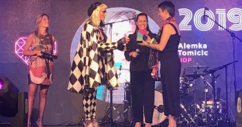 Profesora Alemka Tomicic es distinguida con premio de la Fundación Todo Mejora 2019