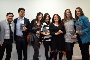 Asistentes al lanzamiento junto a la editora del libro, Daniela Carrasco