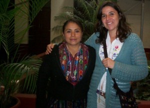 Andrea Álvarez con la socióloga Emilia Cosiguá de la Universidad de San Carlos en 2009