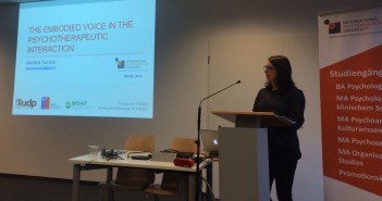 Profesora Alemka Tomicic exponiendo en Berlín