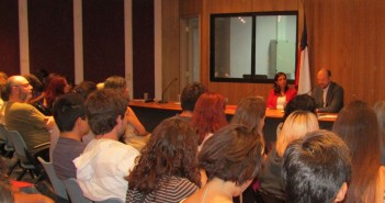 Directora de Escuela, Elisa Ansoleaga junto al Decano de la Facultad, Antonio Stecher dan inicio a esta bienvenida