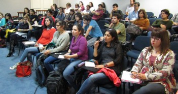 Alumnos, profesionales y académicos asistentes a esta primera cátedra. La siguiente continúa el jueves 28 de abril, 18.00 hrs.