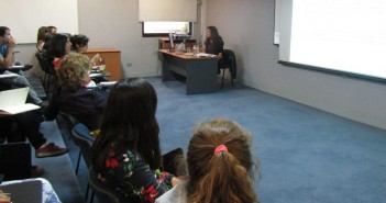 Claudia Hernández, Psicóloga UDP, Magíster en Clínica Psicoanalítica con Niños/as y Jóvenes, dictó la primera de las siete cátedras que se darán este año.