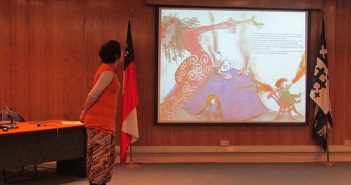 Académica Alejandra González durante la actividad