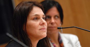 Bernarda Pérez, Subdirectora Sernam y a su lado Elisa Ansoleaga, Directora Escuela Psicología UDP