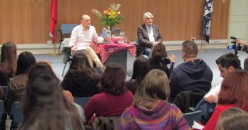 Satyapren junto al Director del Postítulo en Psicología Clínica Transpersonal, Alejandro Boric