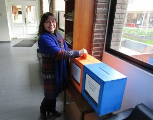Profesora Ximena Mateluna, depositando su voto en la urna