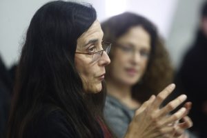 Académica Cecilia Ros durante su exposición