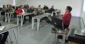 Académica Ma. Isabel Toledo durante su exposición