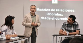 Profesor Juan Pablo Toro, coordinador del PEPET, inaugurando este séptimo y último coloquio de la segunda temporada 2017 