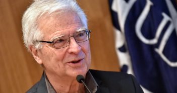 Andras Uthoff, Doctor en Economía de la Universidad de Berkeley y actual asesor e investigador en temas de protección social, sistemas de salud y de pensiones.